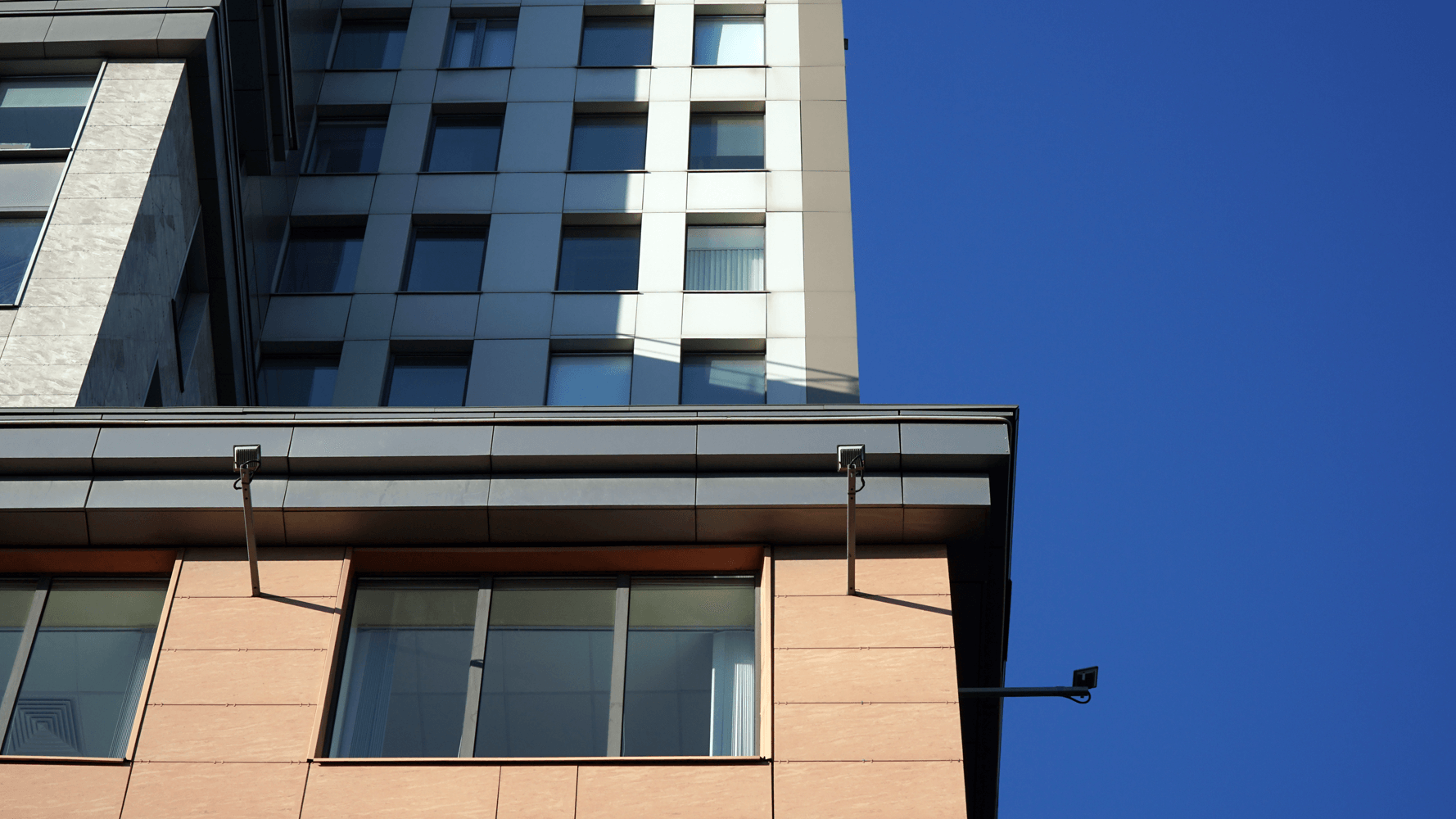 композитные панели на фасаде офисного здания